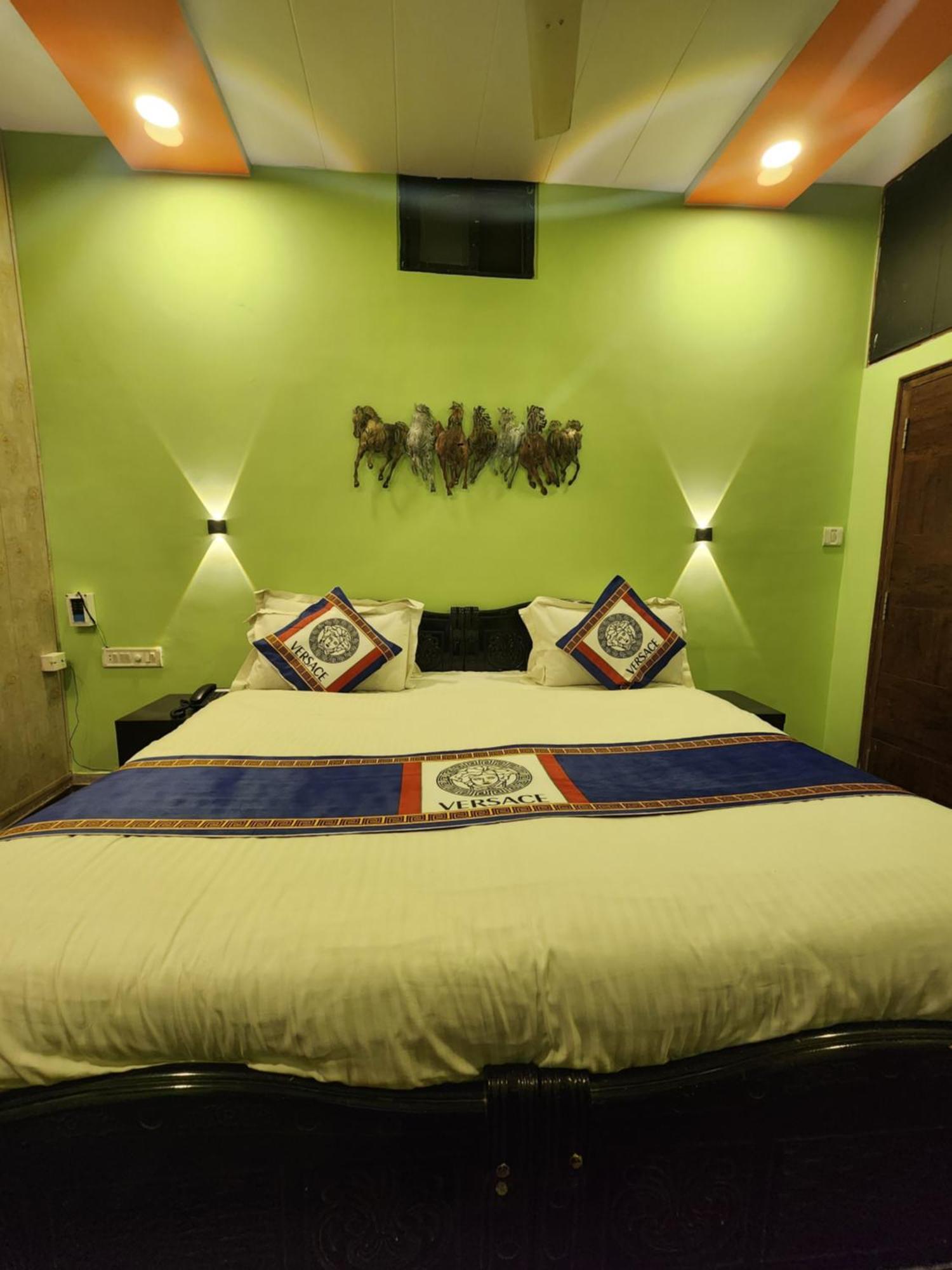 Shaleen Elegance Homestay Nakki Lake 400 Meters マウント・アブ エクステリア 写真
