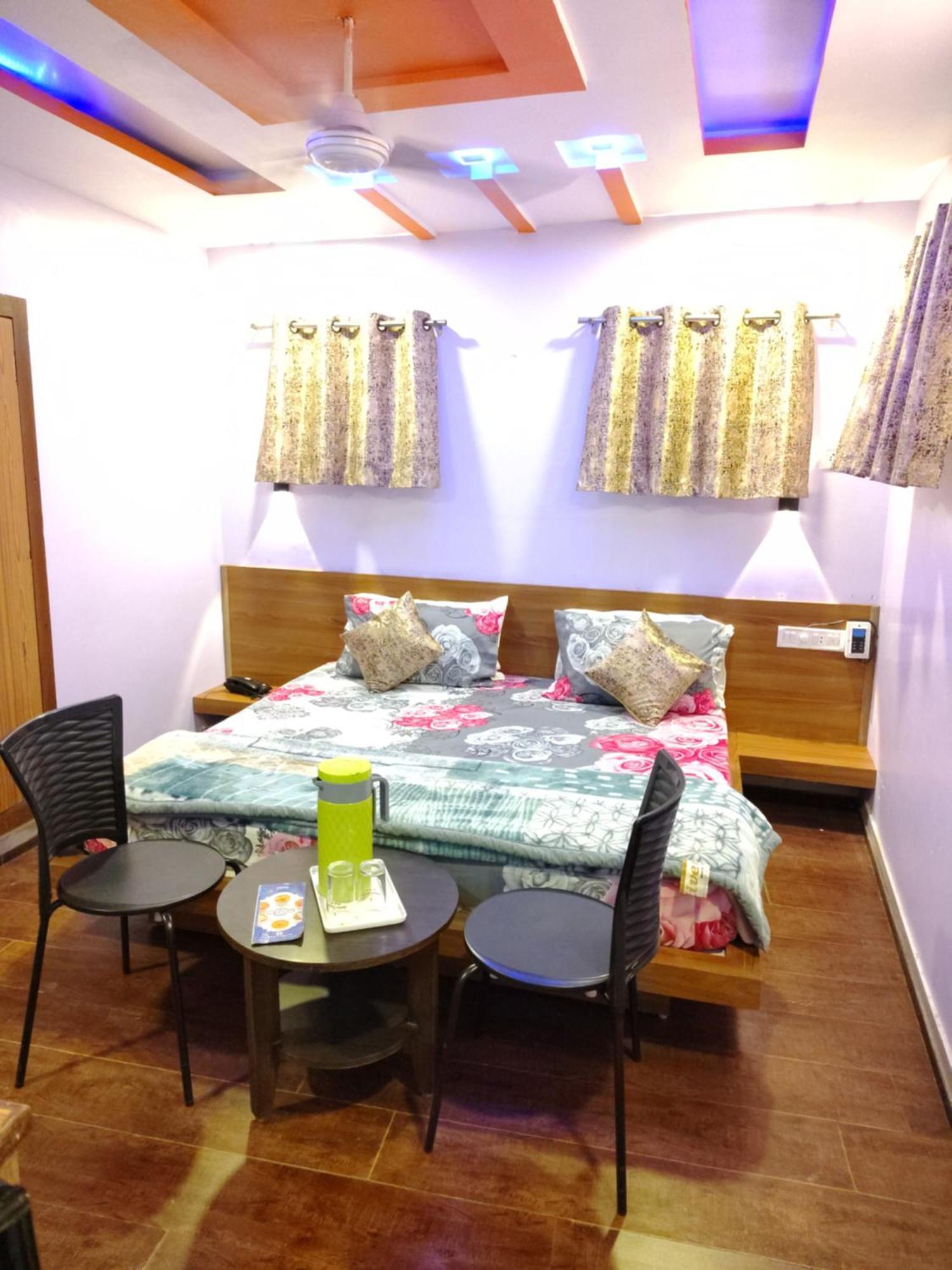Shaleen Elegance Homestay Nakki Lake 400 Meters マウント・アブ エクステリア 写真